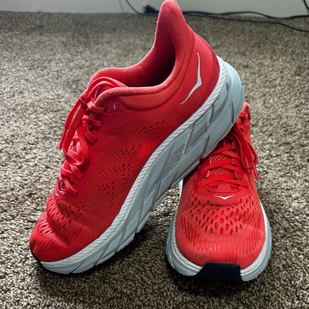 Hoka One Clifton 7 Athletic Sneakers Women’s 9 Hot Coral Lace-Up Low Top